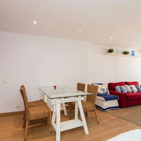 Enjoy Charming Downtown Apartment *